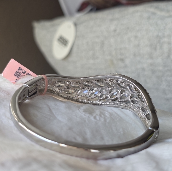 Boutique Elegant Silver Crystal Bracelet - Picture 7 of 14